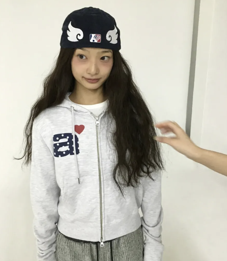 韓國直送 Aeae Dot Small Letter Crop Hood Zip Up - HLY & CHOCCICO