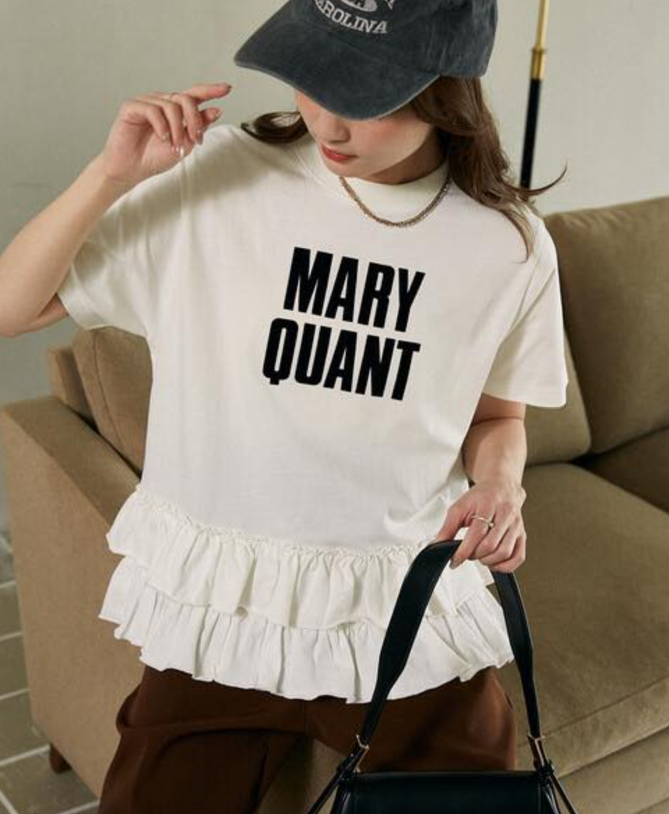 日本直送 (限量版) MARY QUANT × PULUX Hem Tiered Switching Logo Tee