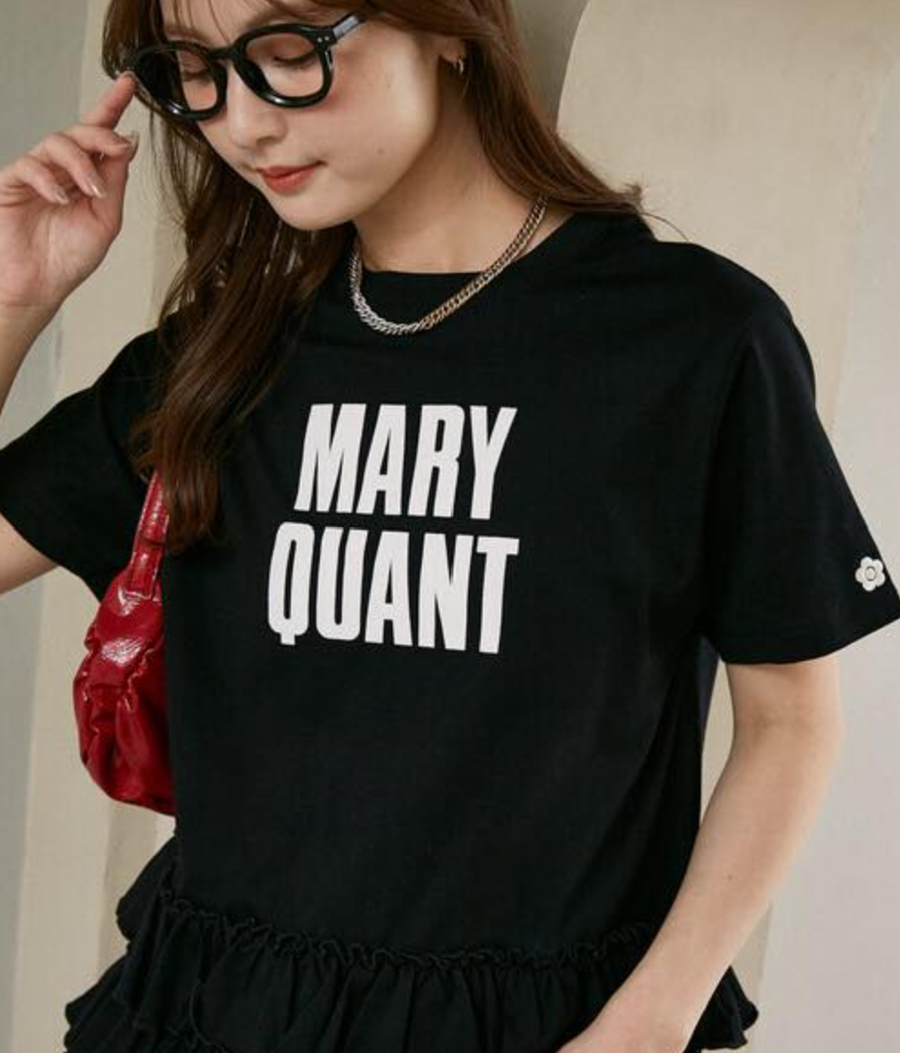 日本直送 (限量版) MARY QUANT × PULUX Hem Tiered Switching Logo Tee