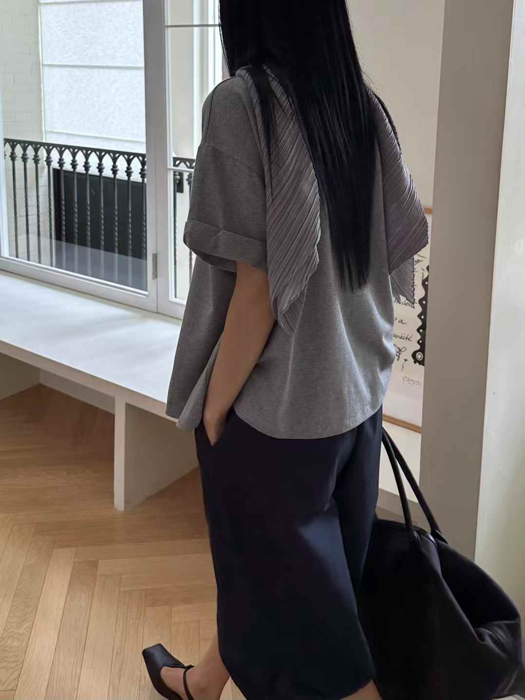 韓國直送Minimalist Drop-Shoulder Loose Tee