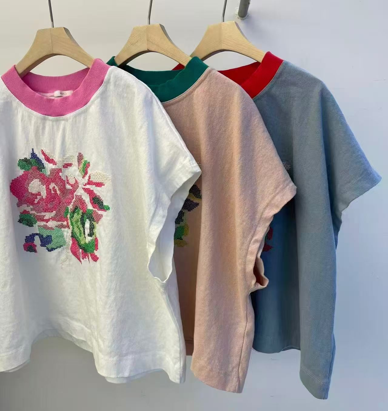 韓國直送Vintage Bloom Embroidered Tee