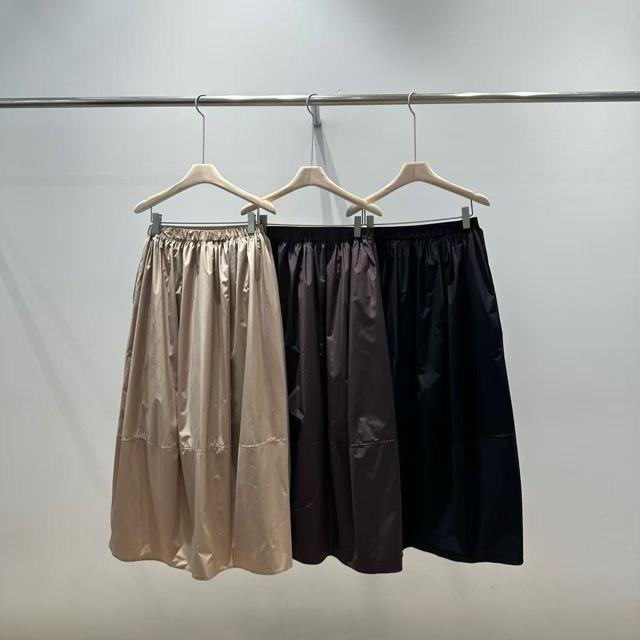 韓國直送Essential Layered Sweat/ Silk Flow Skirt - HLY & CHOCCICO