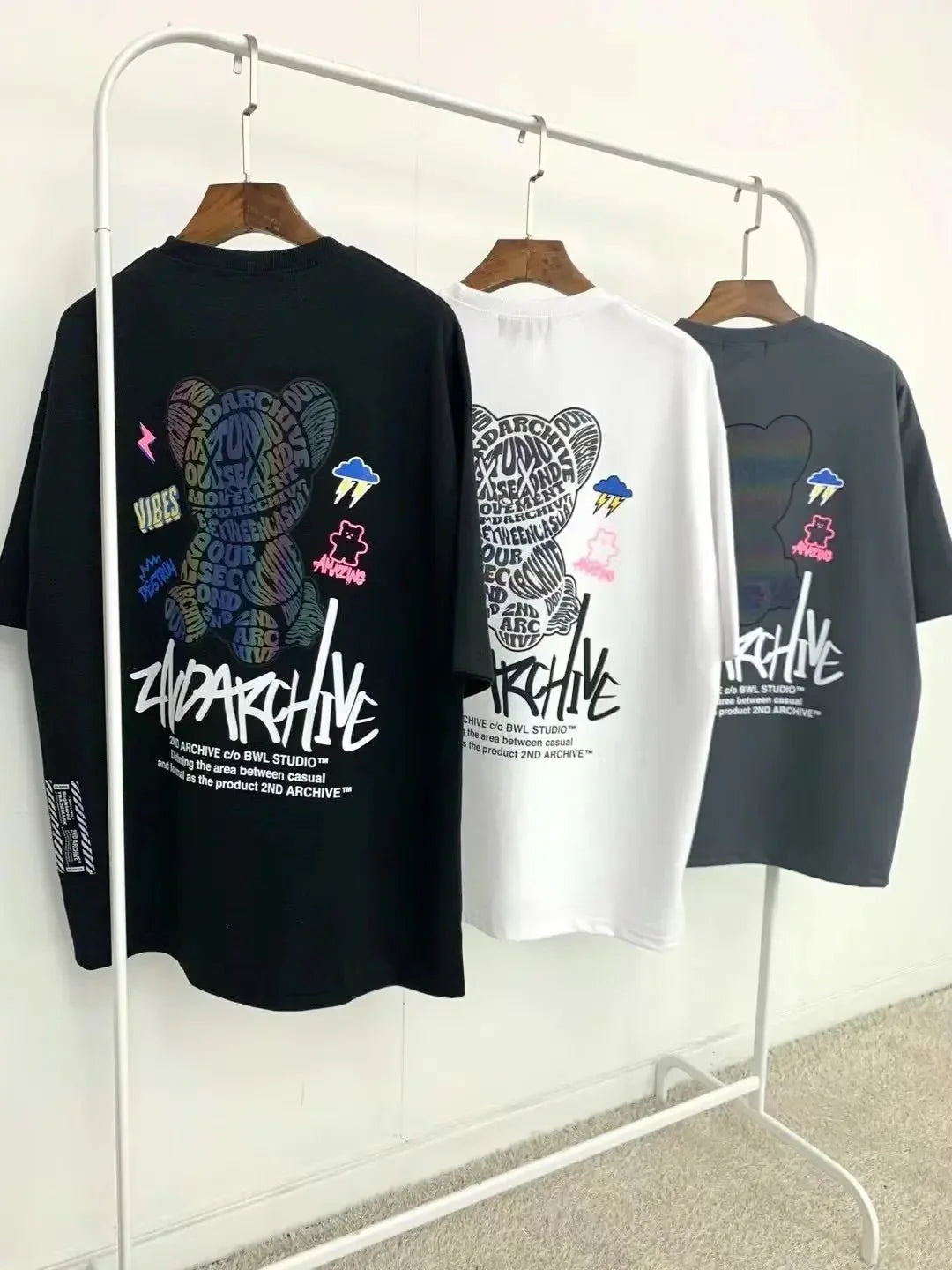 韓國直送🇰🇷 2ND ARCHIVE Vibe Bear Scotch T-shirt -3 Color - HLY & CHOCCICO