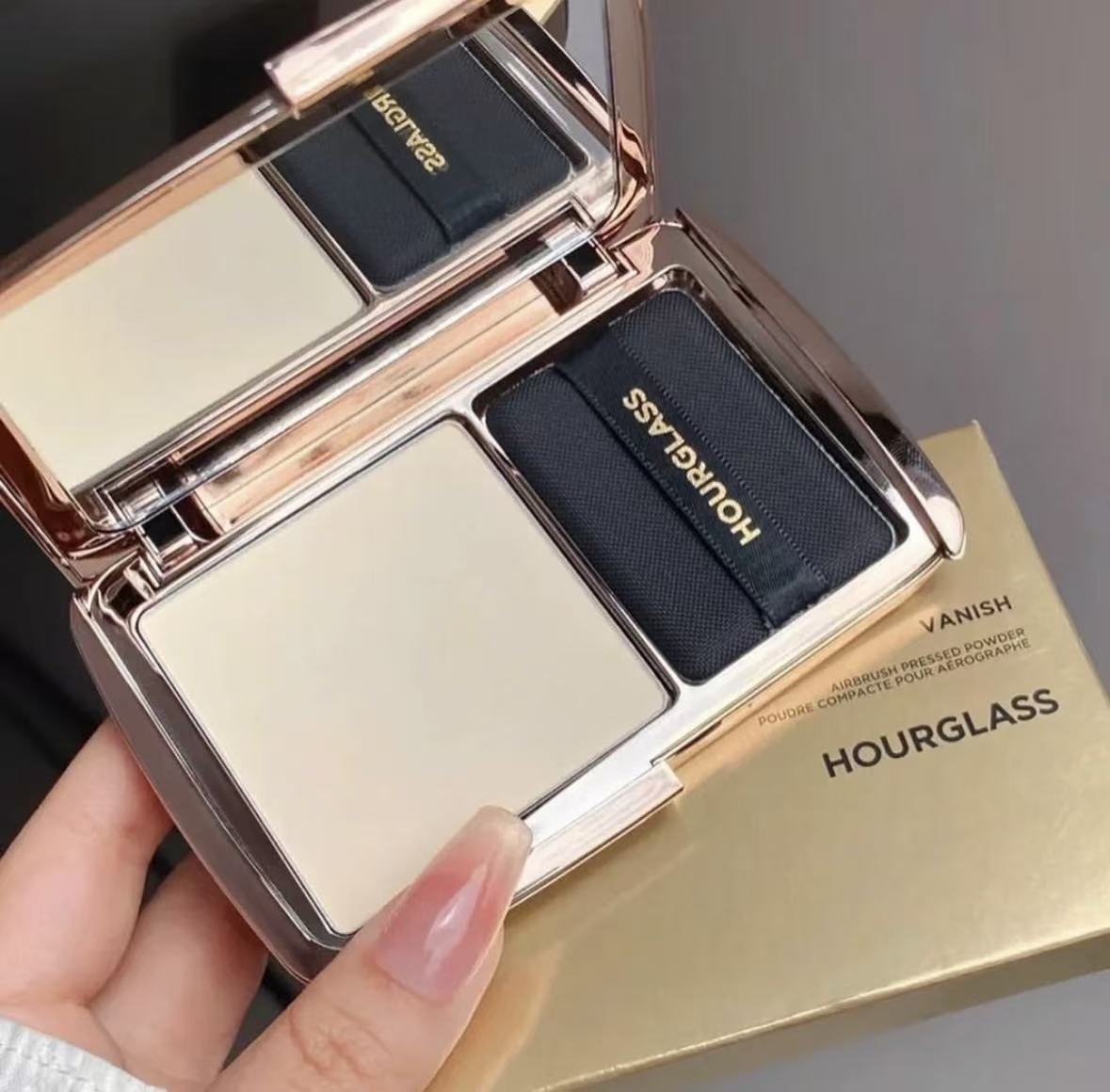 Hourglass 推出了全新的Vanish輕霧蜜粉餅10.5gTranslucent Medium 裸米色 - HLY & CHOCCICO
