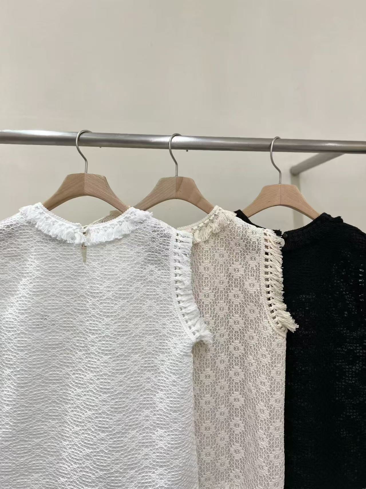 韓國直送Lace Trim Sleeveless Top - HLY & CHOCCICO