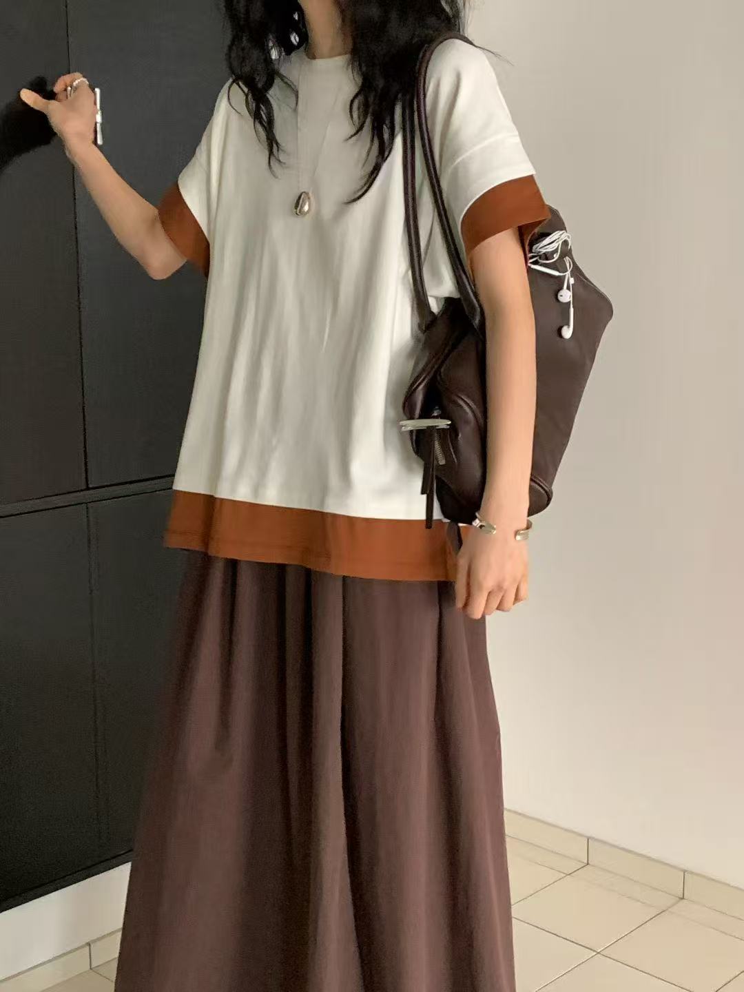 韓國直送Layered Contrast Tee /Flowy A - Line Skirt - HLY & CHOCCICO