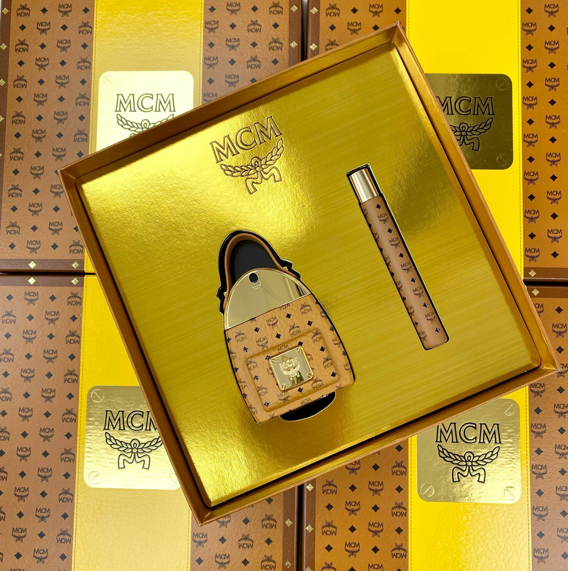 MCM Eau de Parfum經典同名淡香精套盒(50ml+10ml噴頭便攜裝) - HLY & CHOCCICO