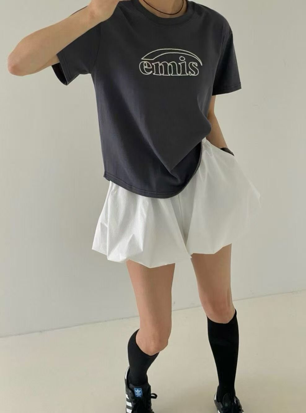 韓國直送Minimalist Emis Tee - HLY & CHOCCICO