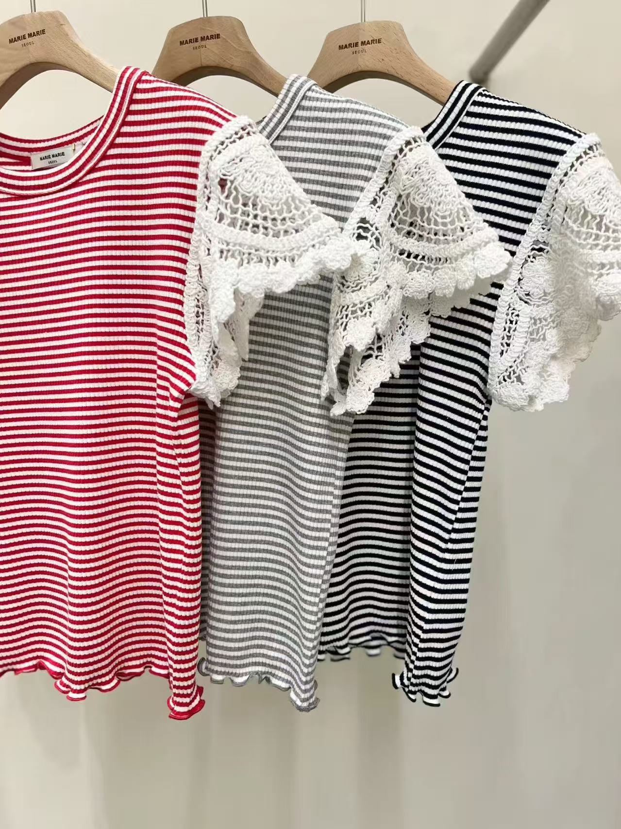 韓國直送Playful Striped Lace T-Shirt - HLY & CHOCCICO