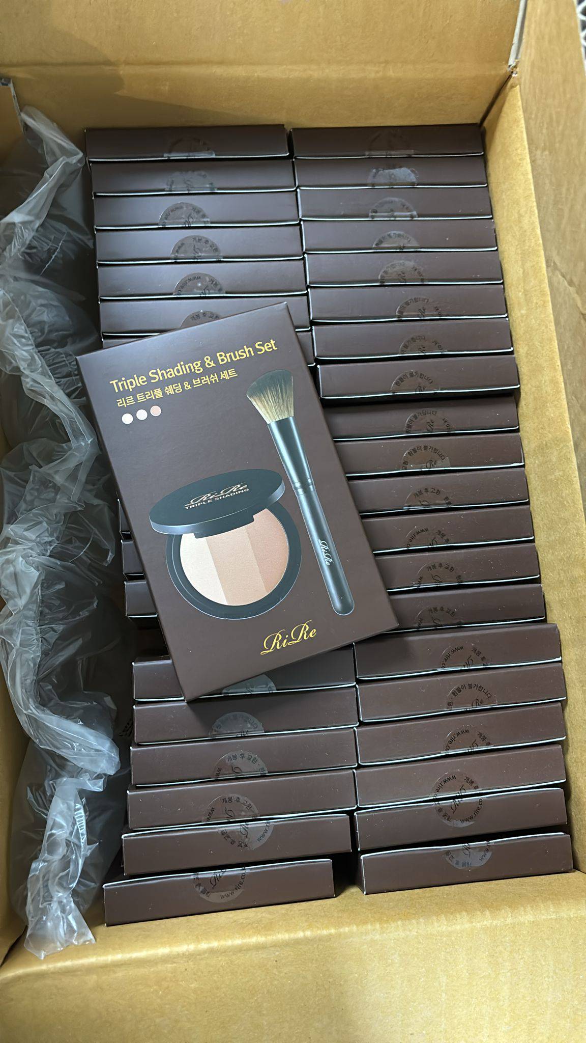 【 Rire 三色修容餅 + 修容掃套装 】(此產品不適用折扣) - HLY & CHOCCICO