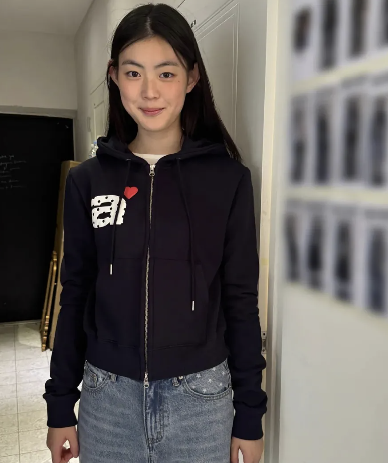 韓國直送 Aeae Dot Small Letter Crop Hood Zip Up - HLY &amp; CHOCCICO