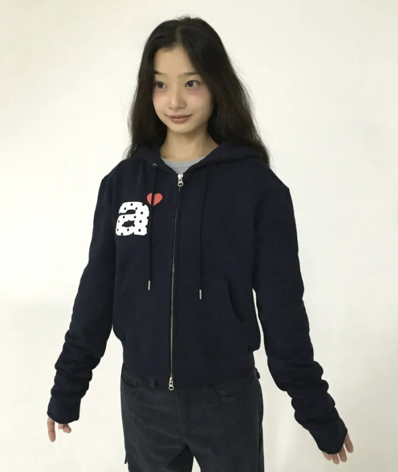 韓國直送 Aeae Dot Small Letter Crop Hood Zip Up - HLY &amp; CHOCCICO