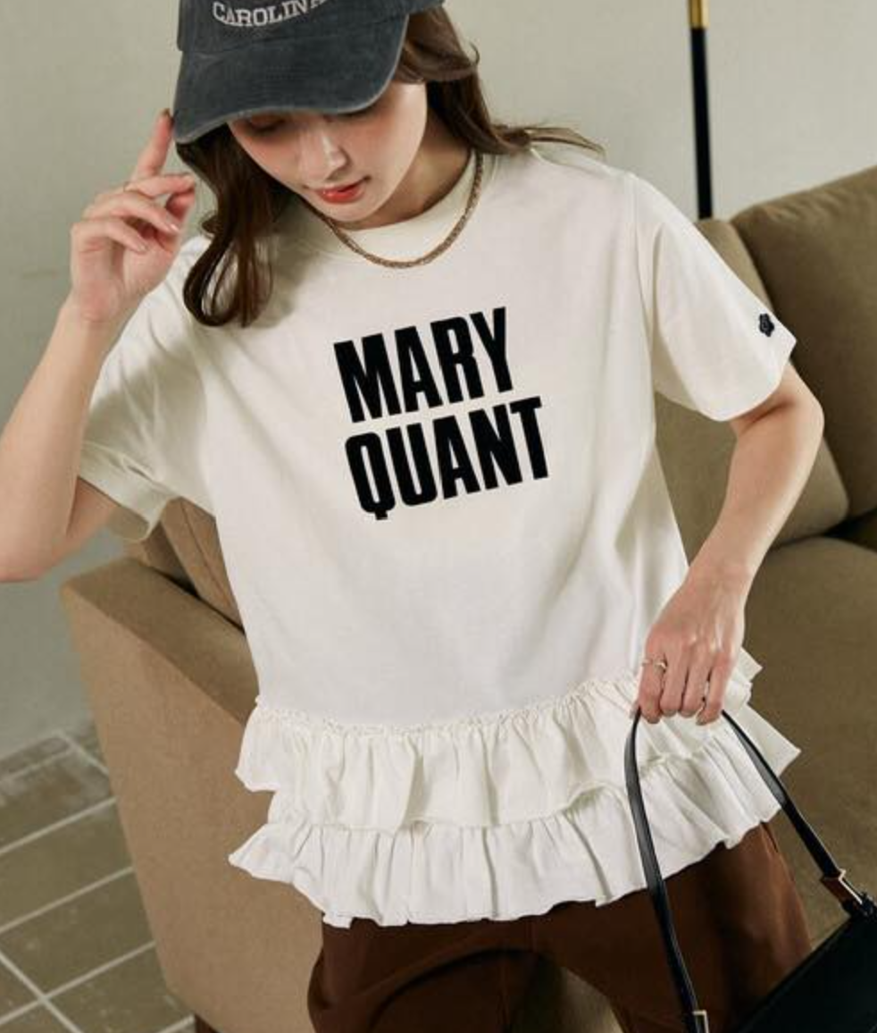 日本直送 (限量版) MARY QUANT × PULUX Hem Tiered Switching Logo Tee
