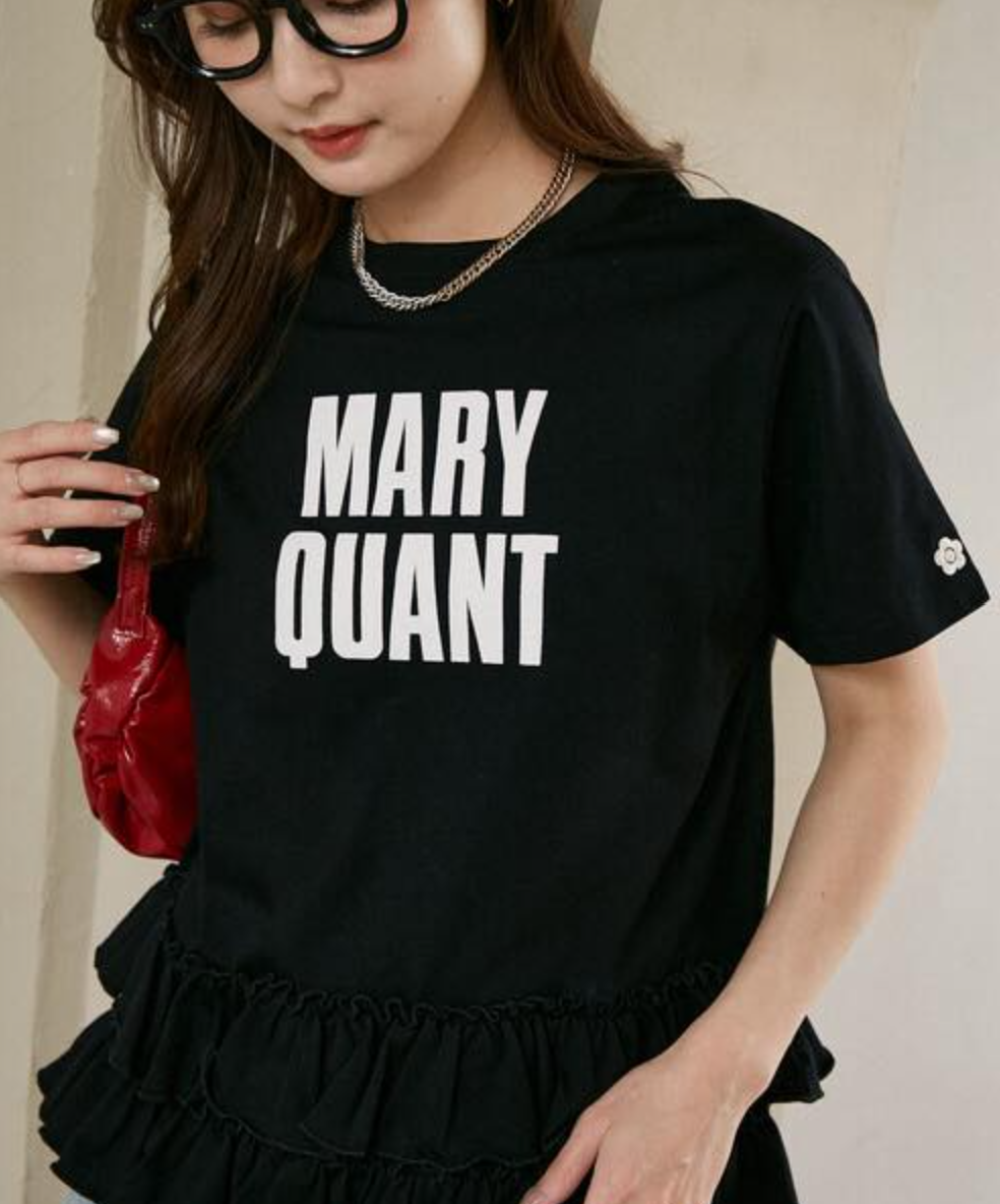 日本直送 (限量版) MARY QUANT × PULUX Hem Tiered Switching Logo Tee