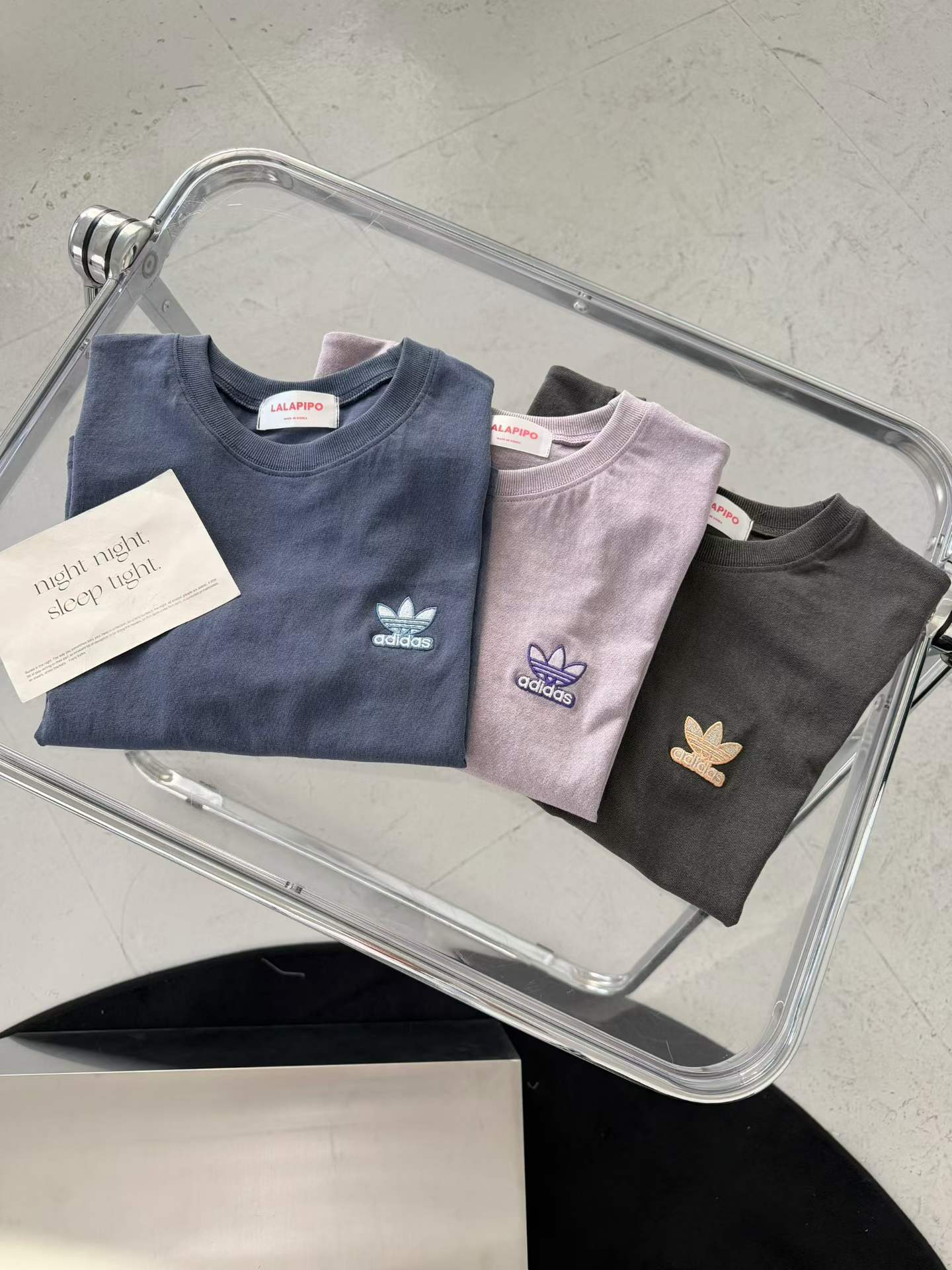 韓國直送Retro Trefoil Embroidery Tee
