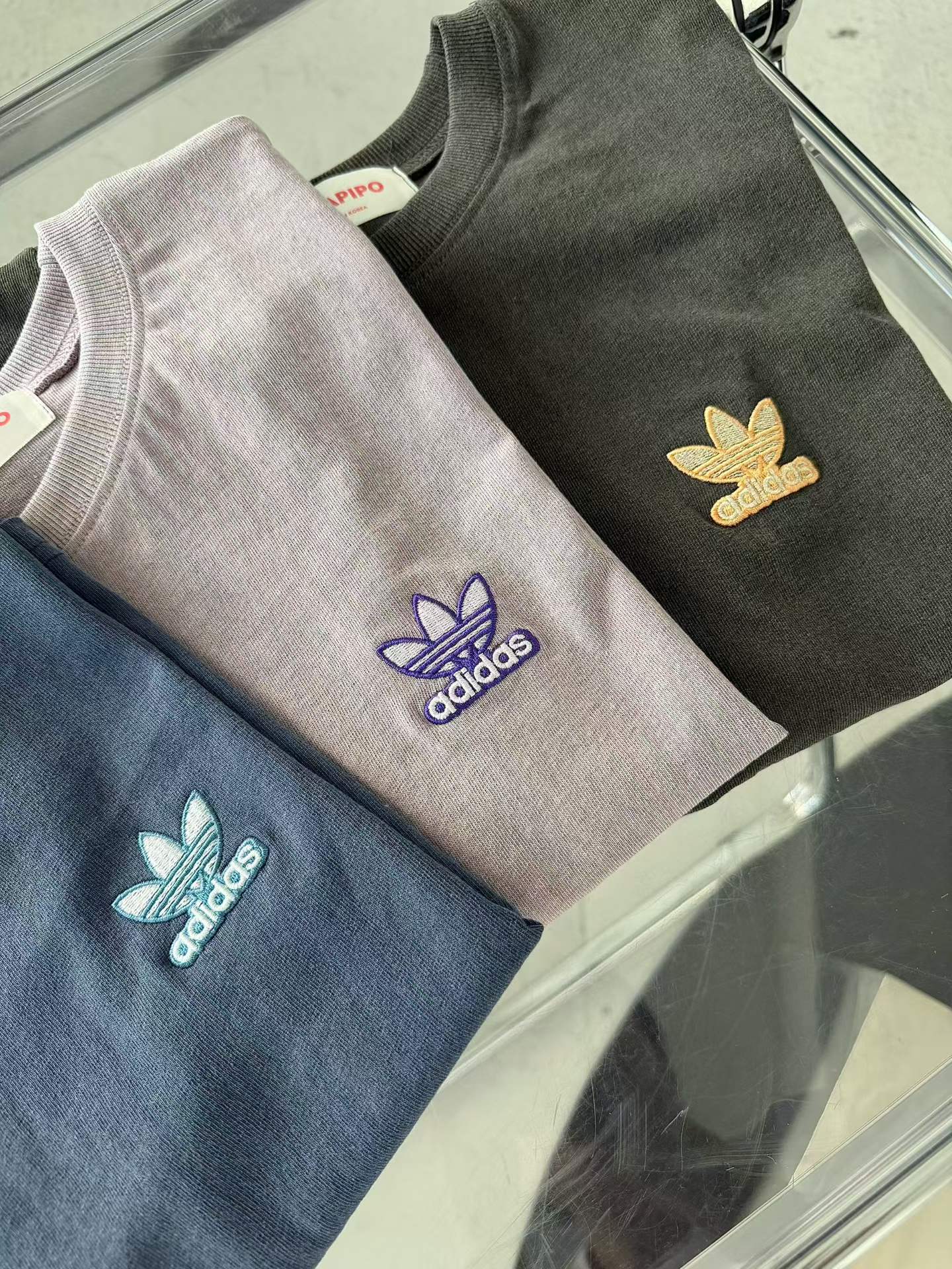 韓國直送Retro Trefoil Embroidery Tee