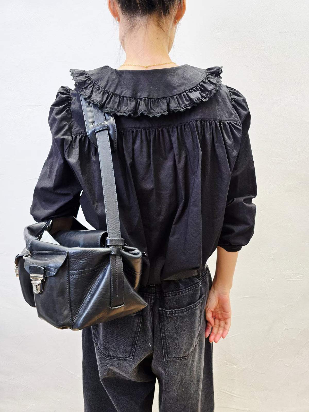 韓國直送Amour Ruffled Peter-Pan Shirt
