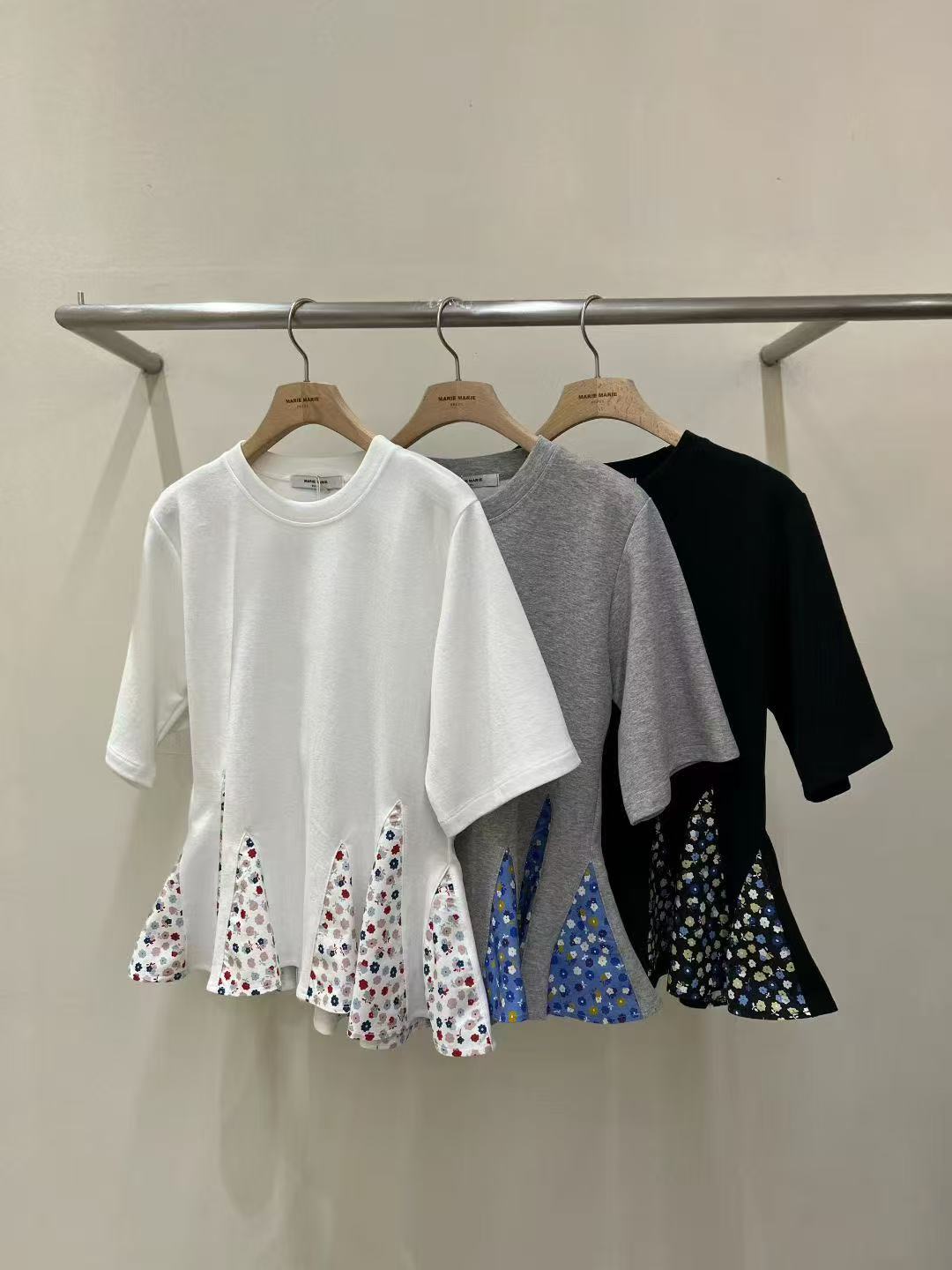 韓國直送Floral Peplum Tee / Jeans - HLY &amp; CHOCCICO
