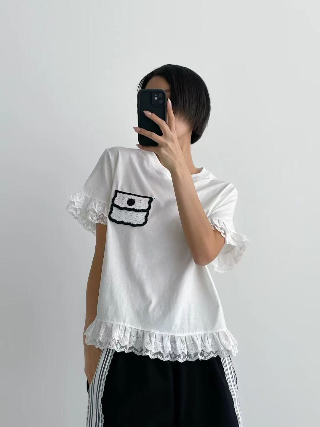 韓國直送Crochet pocket Tee - HLY &amp; CHOCCICO