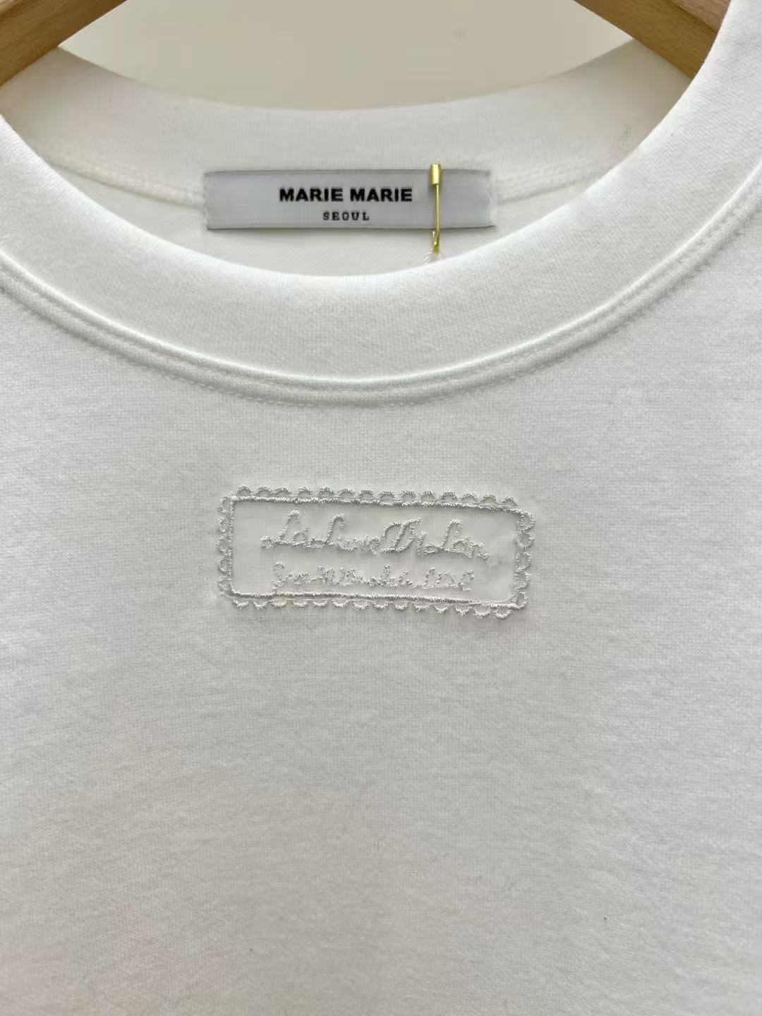 韓國直送Frill Accent Top - HLY &amp; CHOCCICO