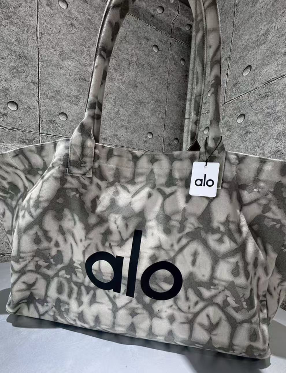 alo yoga Tote bag