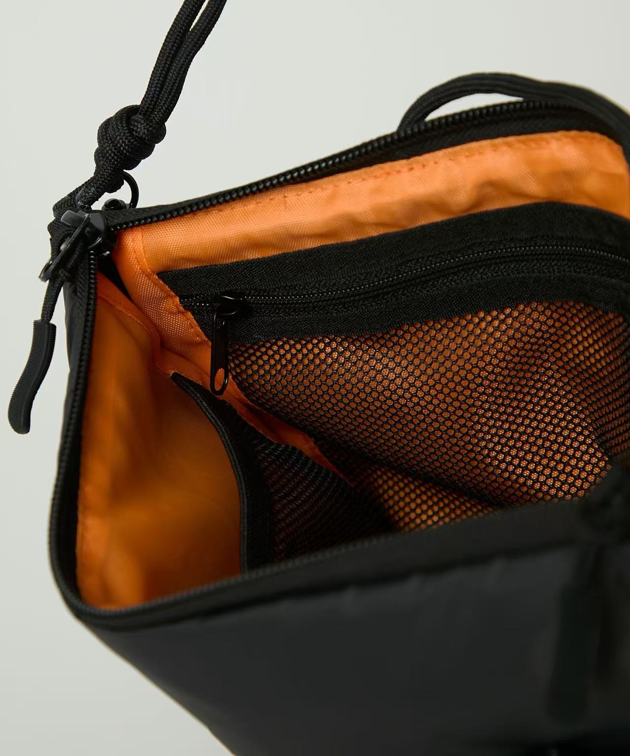 日本直送 KiU Multi-Pocket Soft Puffy Sacoche Bag  (限量版)