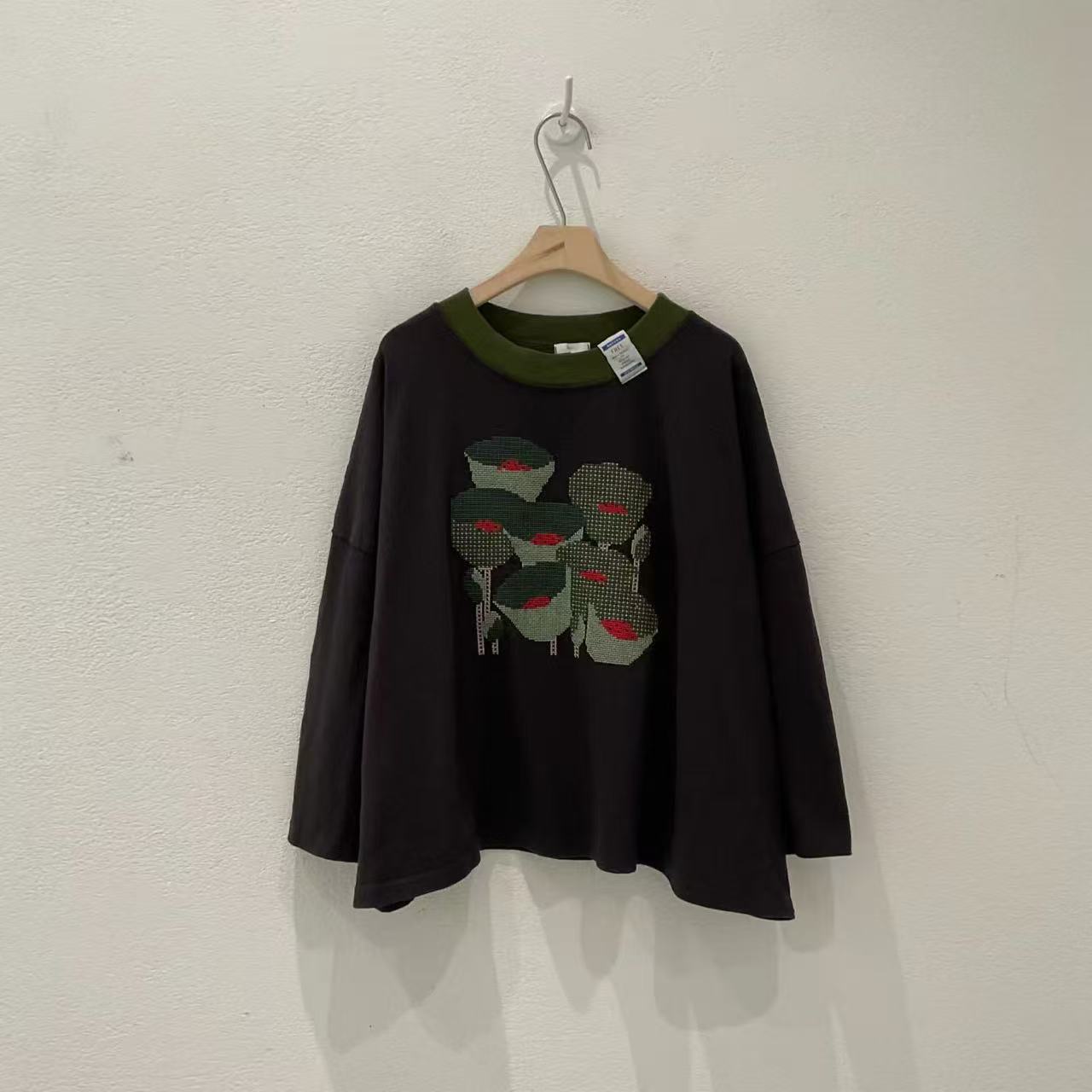 韓國直送Retro Floral Drop-Shoulder Tee