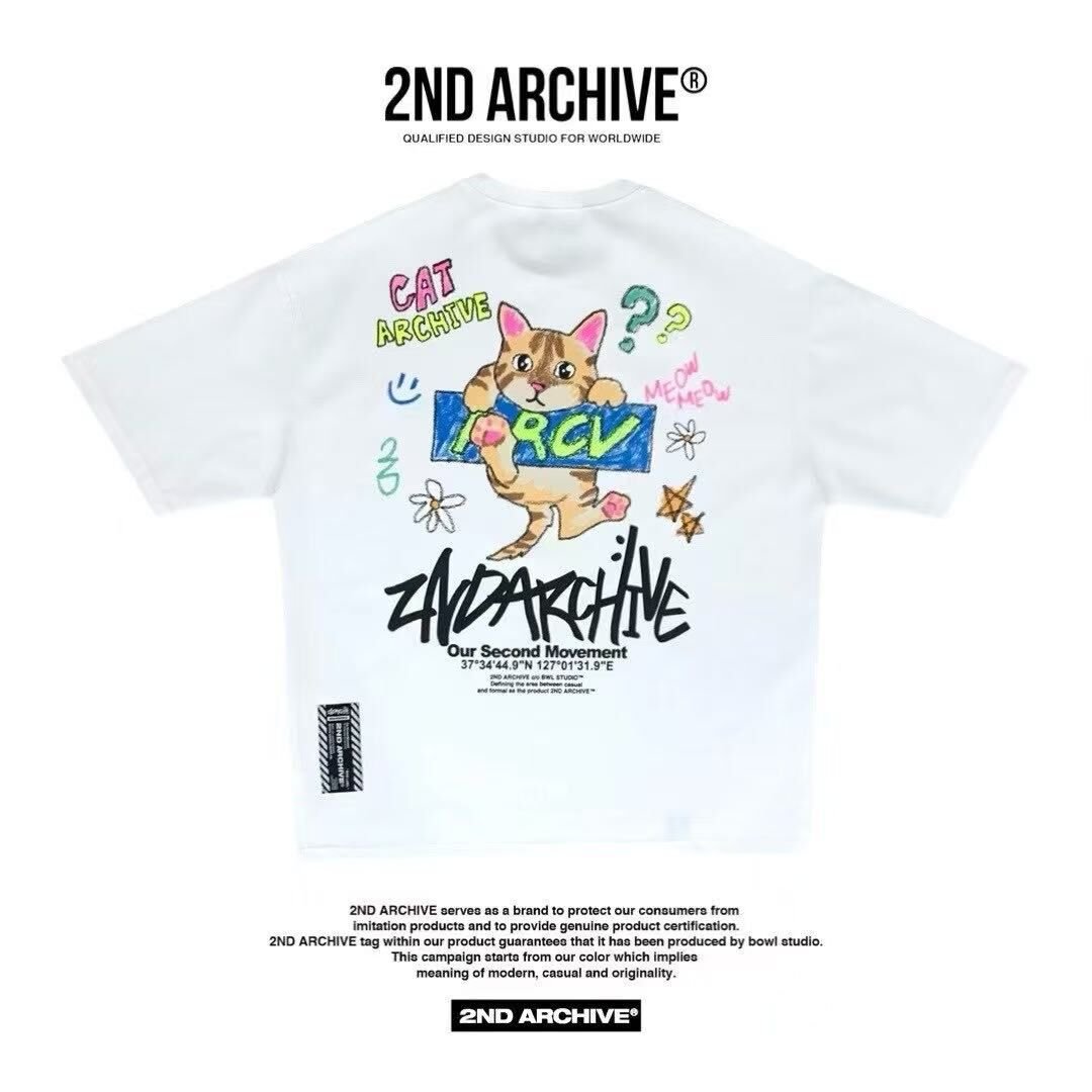 韓國直送 2ND ARCHIVE Monthly Cat Crayon Tee - HLY & CHOCCICO