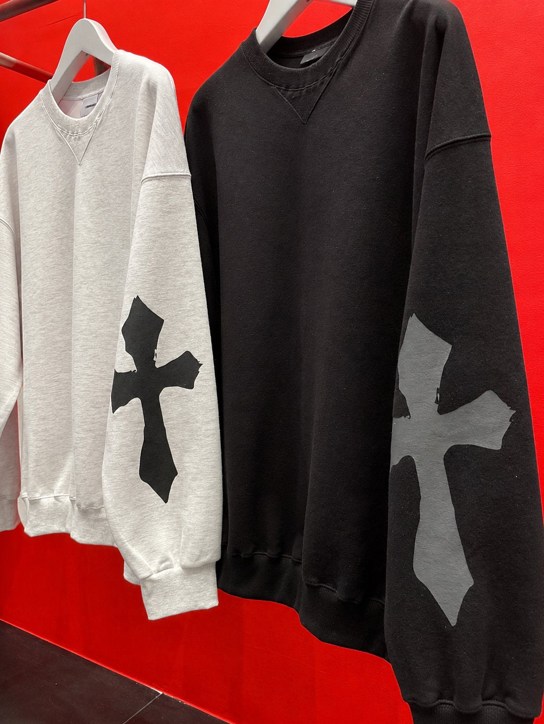 [Direct from Korea] PLUS 82 HIYA V-Vintage Sweat