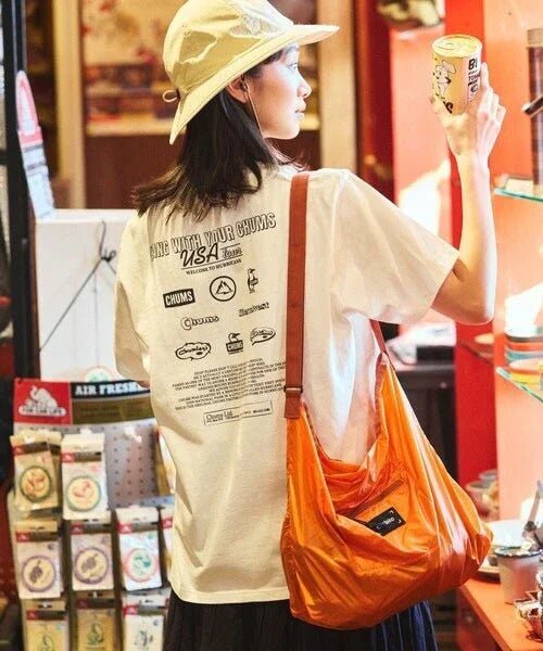 CHUMS 別注 history back print crew neck T-shirt - 4 Color - HLY &amp; CHOCCICO