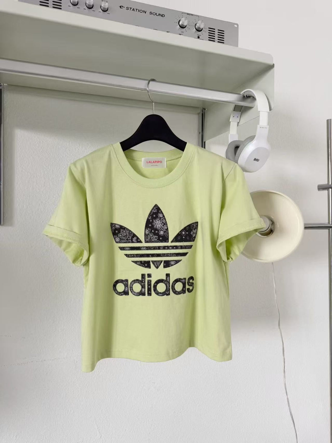 韓國直送Floral Logo Graphic Tee - HLY &amp; CHOCCICO