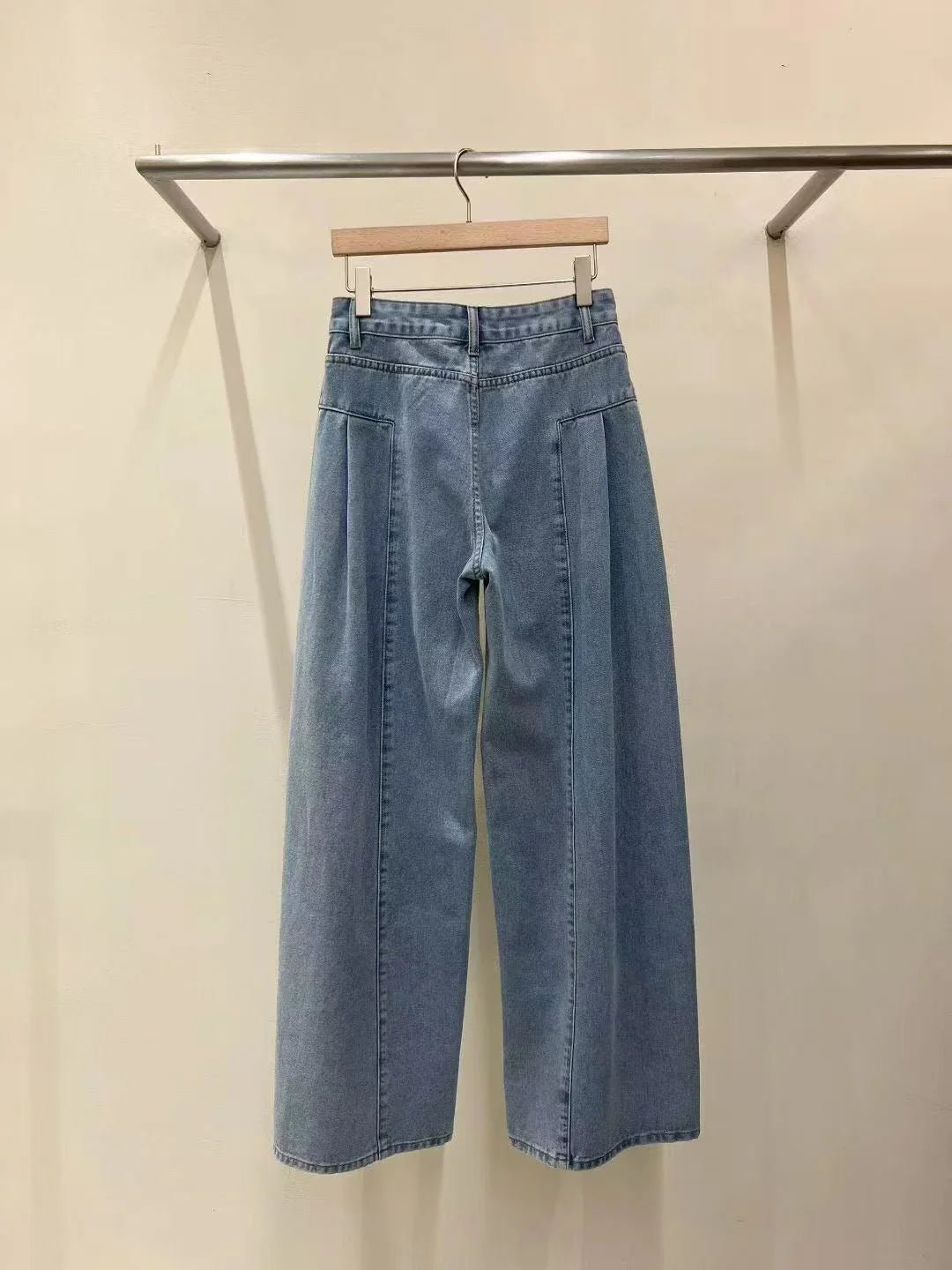 韓國直送High - Waisted Relaxed Jeans - HLY &amp; CHOCCICO