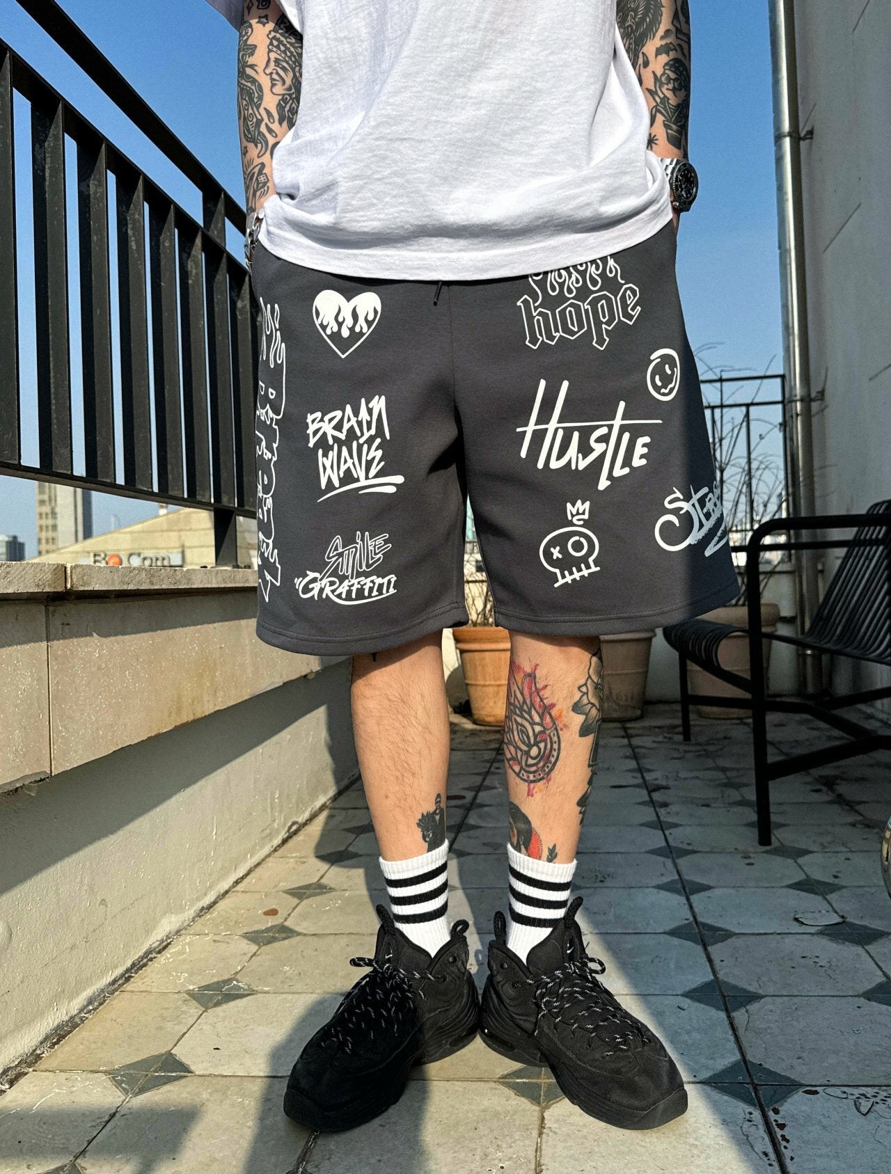 韓國直送 PLUS 82 HIYA Firework Graffiti Shorts - HLY &amp; CHOCCICO