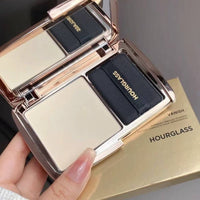 Hourglass 推出了全新的Vanish輕霧蜜粉餅10.5gTranslucent Medium 裸米色 - HLY & CHOCCICO