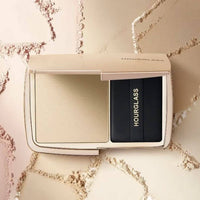 Hourglass 推出了全新的Vanish輕霧蜜粉餅10.5gTranslucent Medium 裸米色 - HLY & CHOCCICO