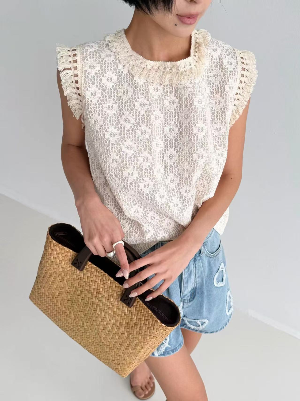 韓國直送Lace Trim Sleeveless Top - HLY &amp; CHOCCICO