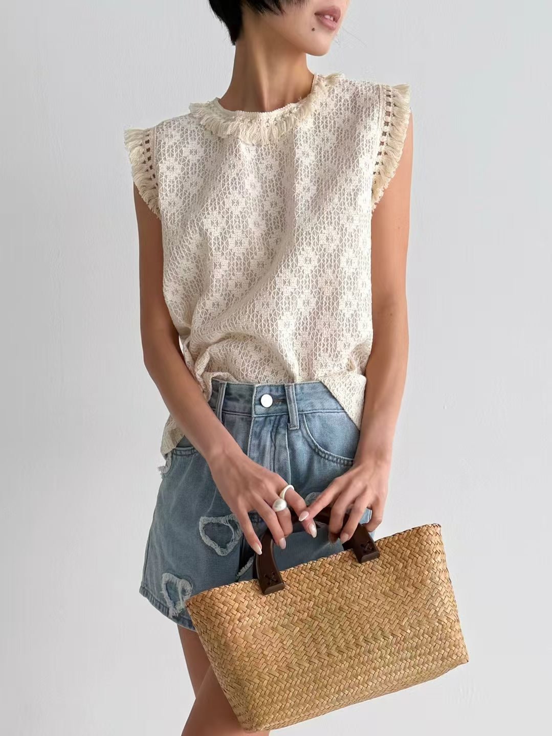 韓國直送Lace Trim Sleeveless Top - HLY &amp; CHOCCICO