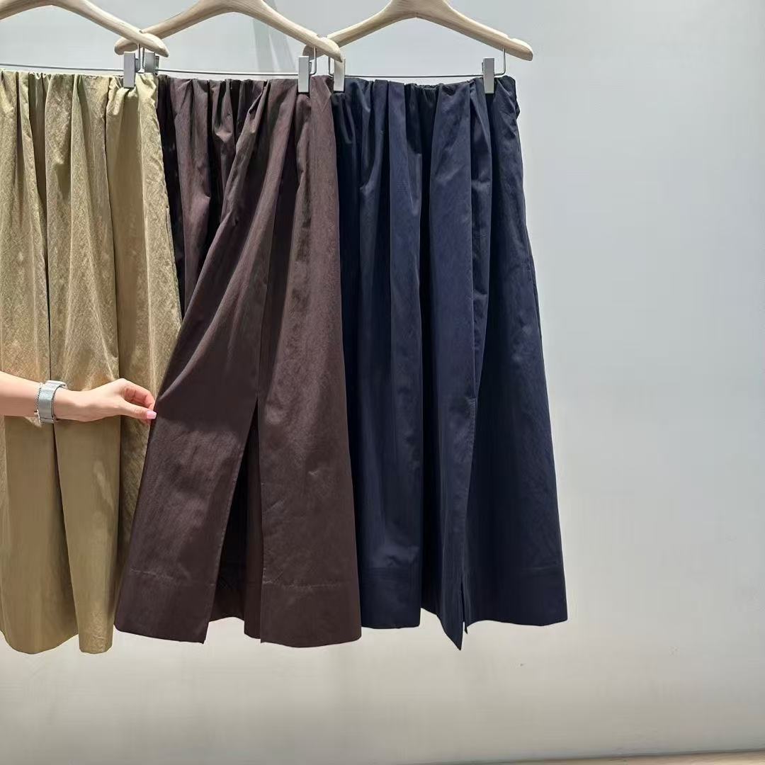 韓國直送Layered Contrast Tee ／Flowy A - Line Skirt - HLY & CHOCCICO