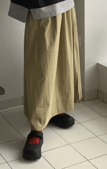 韓國直送Layered Contrast Tee ／Flowy A - Line Skirt - HLY & CHOCCICO