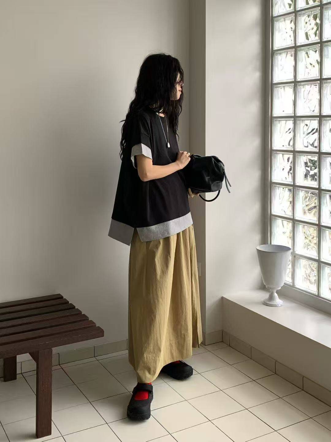 韓國直送Layered Contrast Tee ／Flowy A - Line Skirt - HLY & CHOCCICO