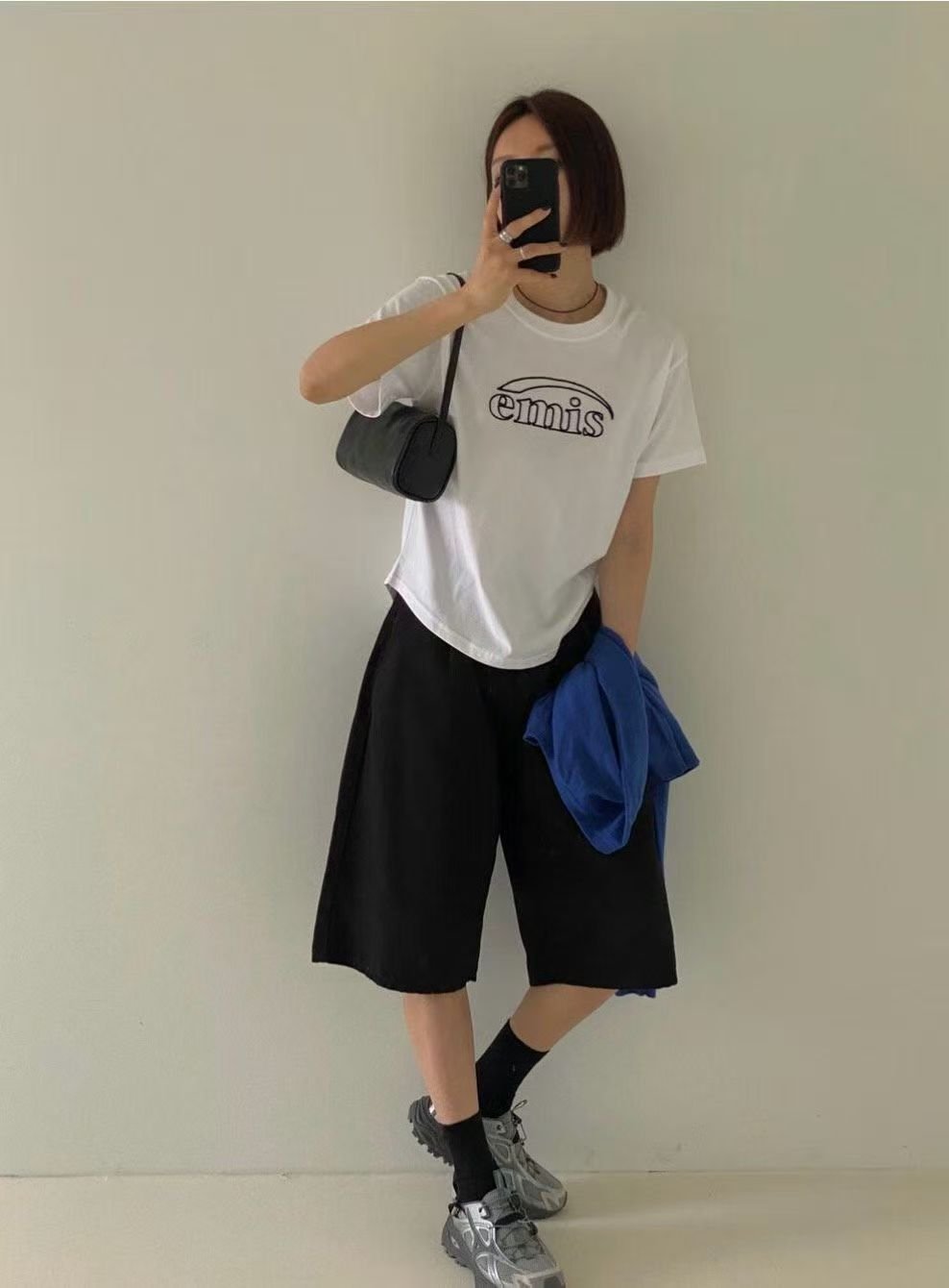 韓國直送Minimalist Emis Tee - HLY &amp; CHOCCICO