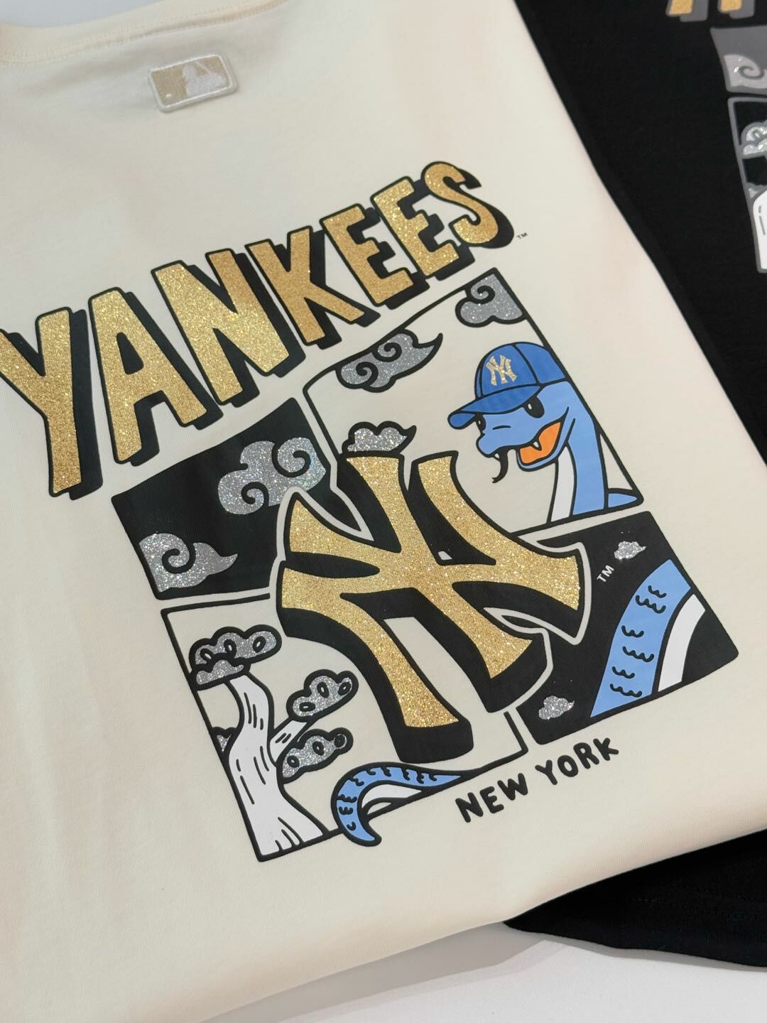 New Era year of the Snake Print Pattern Tee - HLY & CHOCCICO