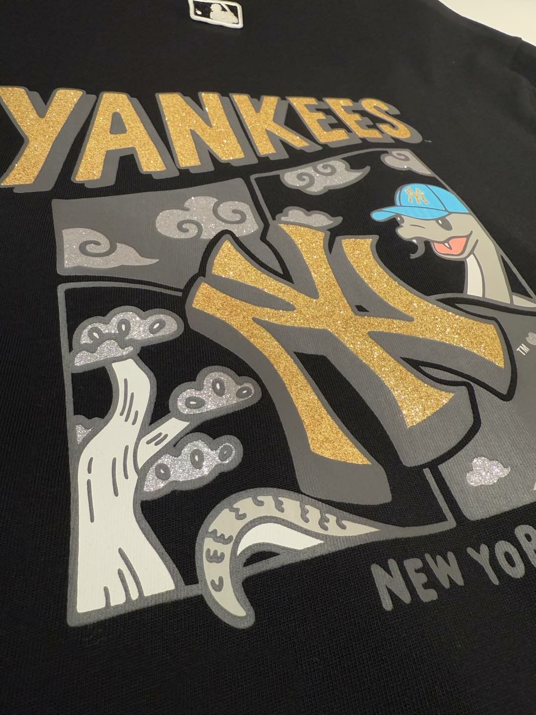 New Era year of the Snake Print Pattern Tee - HLY & CHOCCICO