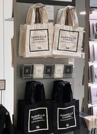 2023英國Victoria 博物館VA x Chanel 限定tote bag