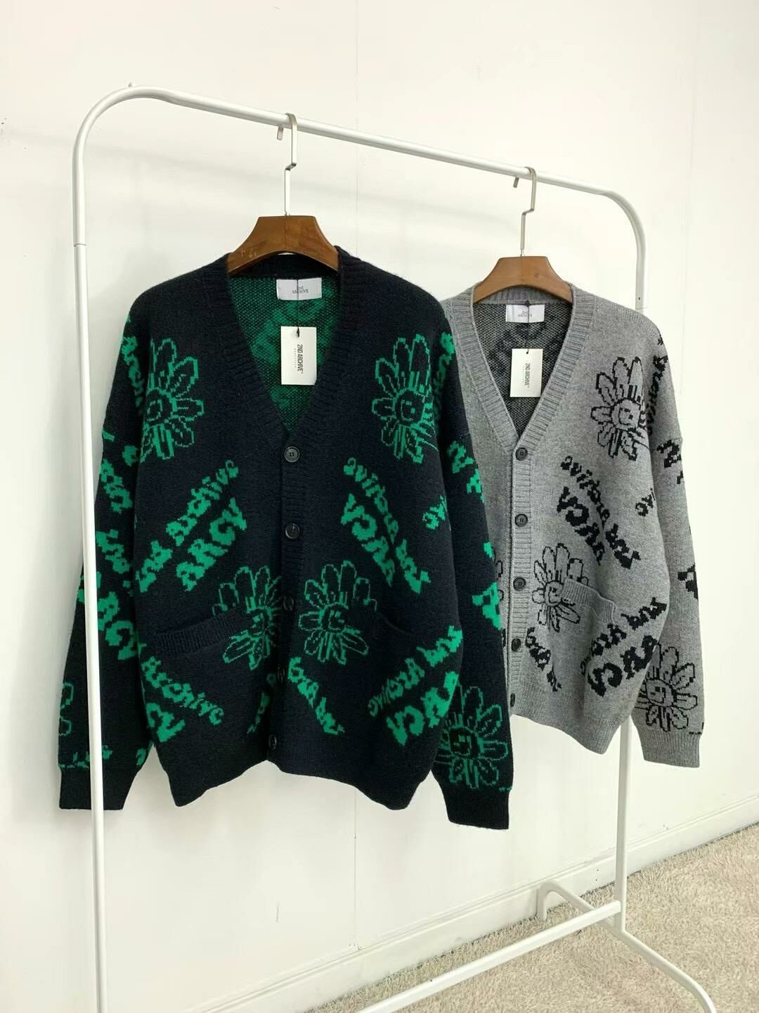 韓國直送🇰🇷 2ND ARCHIVE Flower Pattern Smiley Cardigan