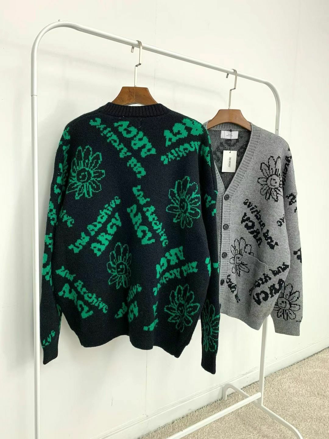 韓國直送🇰🇷 2ND ARCHIVE Flower Pattern Smiley Cardigan