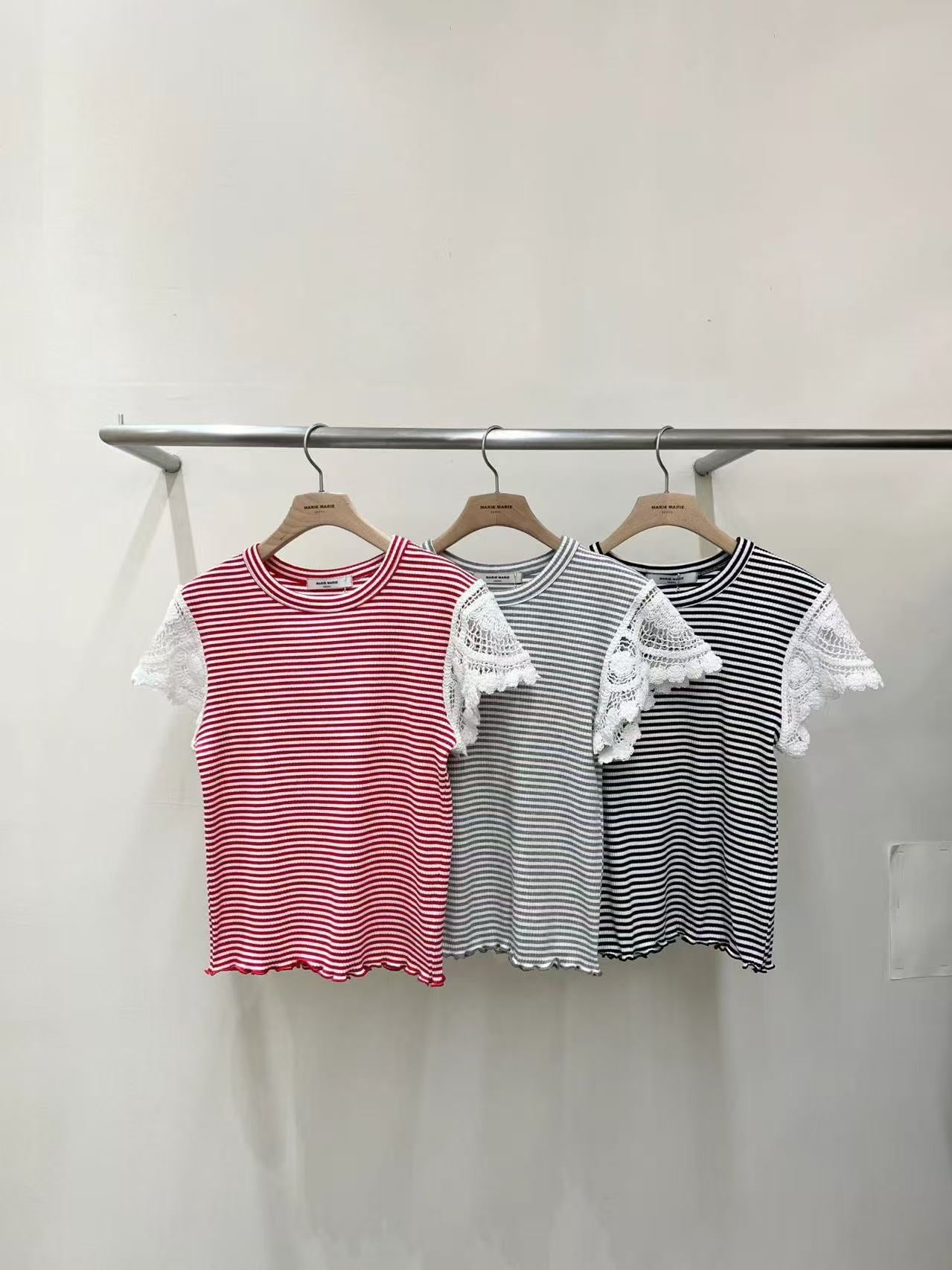 韓國直送Playful Striped Lace T-Shirt - HLY &amp; CHOCCICO