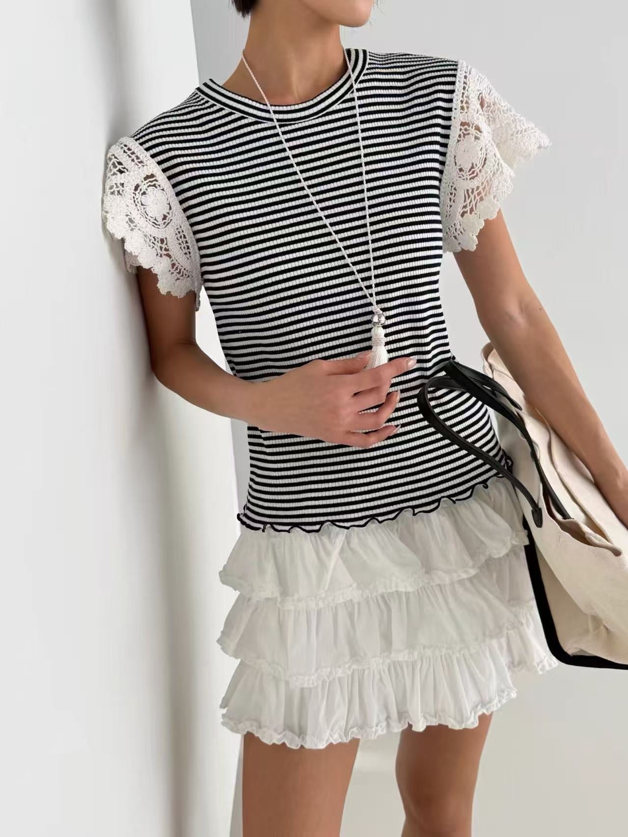 韓國直送Playful Striped Lace T-Shirt - HLY &amp; CHOCCICO