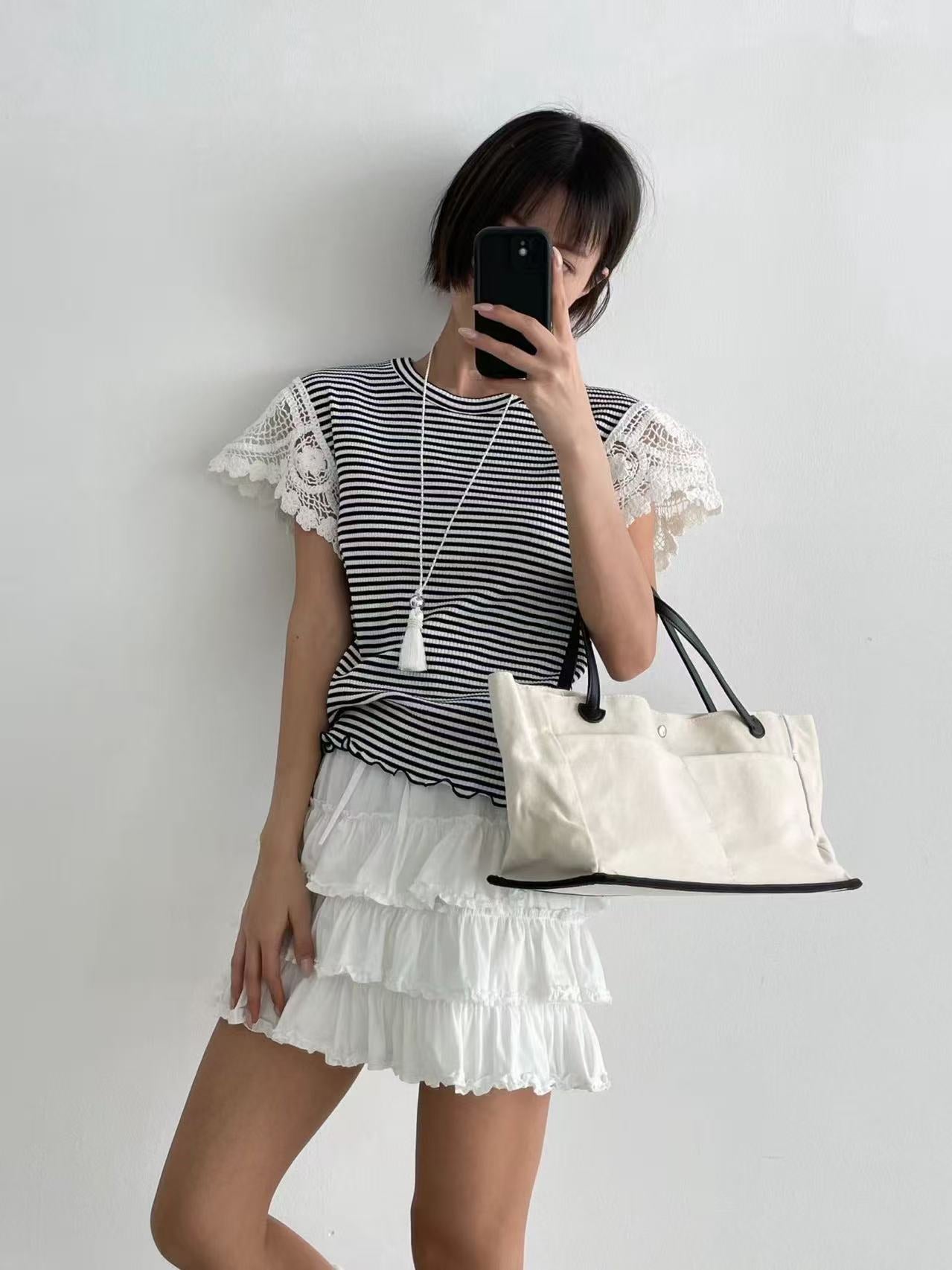 韓國直送Playful Striped Lace T-Shirt - HLY &amp; CHOCCICO