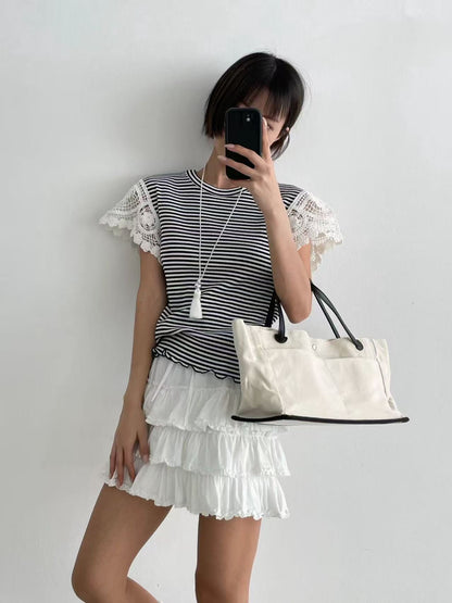 韓國直送Playful Striped Lace T-Shirt - HLY &amp; CHOCCICO